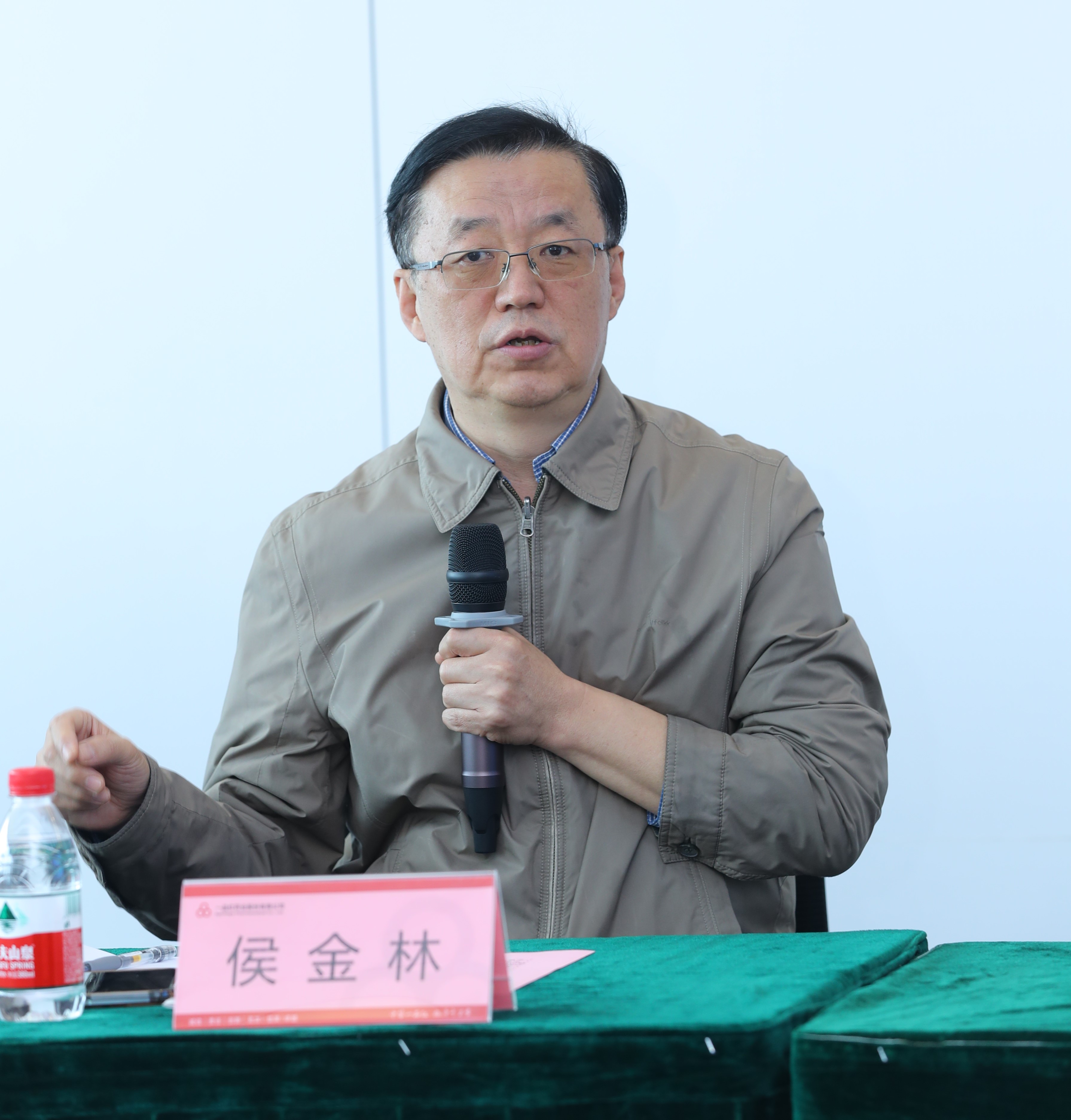 侯教授.JPG